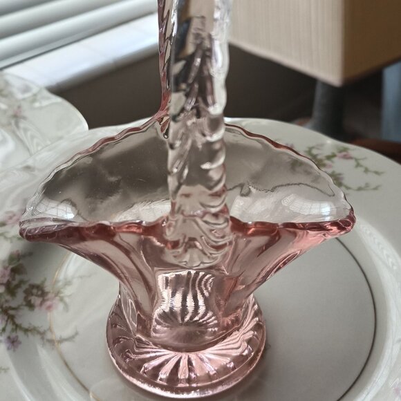 Vintage Westmoreland pink depression glass basket with ruffled edge 7" - Picture 3 of 6